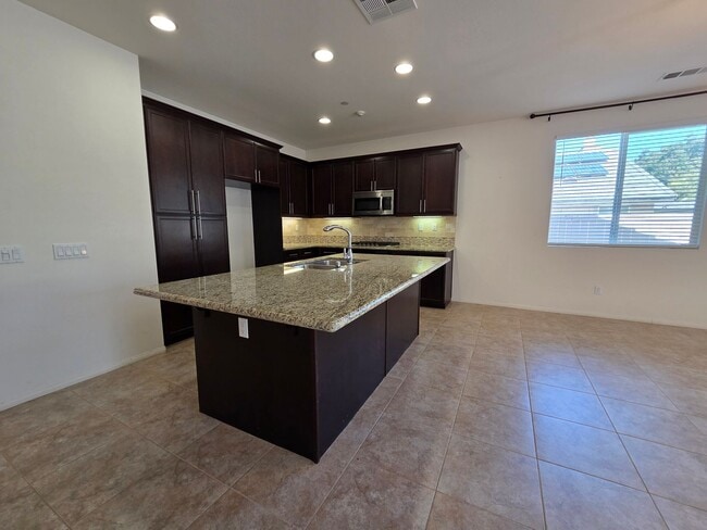 Building Photo - New Listing!