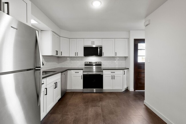 Building Photo - MOVE IN TODAY! DON'T MISS THIS NEWLY RENOV...