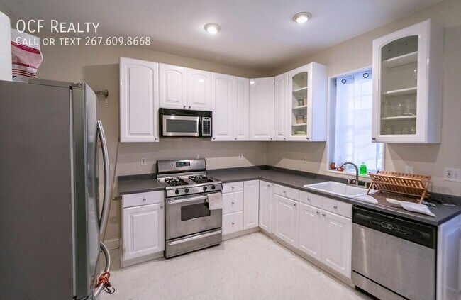 Building Photo - 833 N Newkirk St