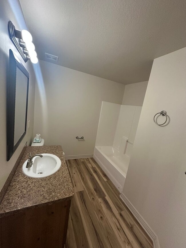 Building Photo - Modern 3 Bed, 2.5 Bath Townhouse - Excelle...