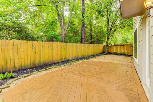 Building Photo - Stylish Woodlands Home Steps from H-E-B & ...