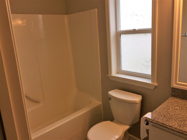 Building Photo - 215 Sanna Ct