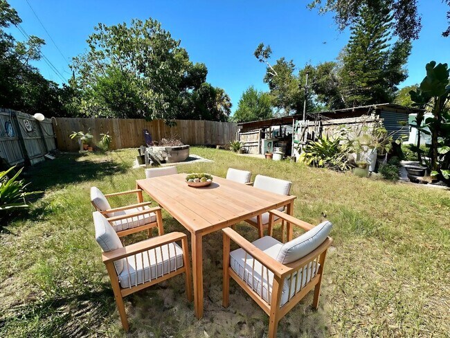 Building Photo - Bright & cozy 2bedroom 1bath home with out...