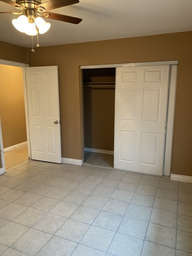 Building Photo - 16510 Lakeshore Dr