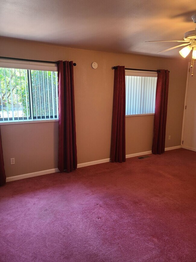 Building Photo - 4 Bedroom, 2 Bathroom! Lovely Home!