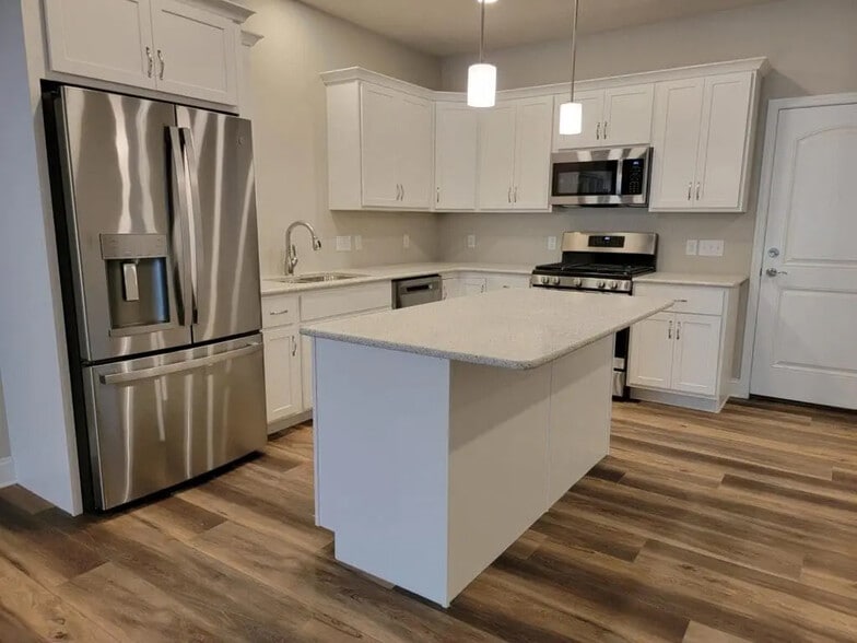 Building Photo - 605 White Chapel Rd