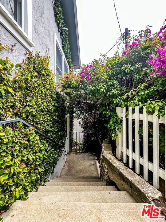 Building Photo - 1233 Ozeta Terrace