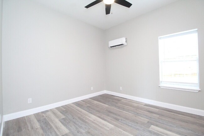 Building Photo - Fully Remodeled 2BR/2BA Attached Home with Garage, Modern Finishes, Park Views & Prime Downtown P...