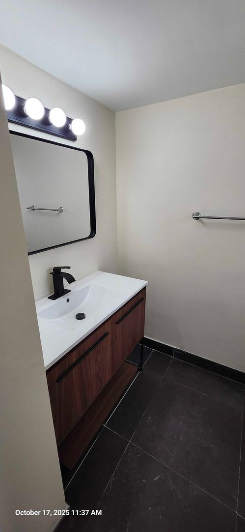 Building Photo - Spacious 1 Bed + Den | 1.5 Bath Apartment ...