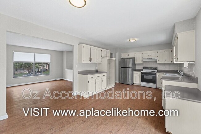 Building Photo - 1105 W Elm Terrace
