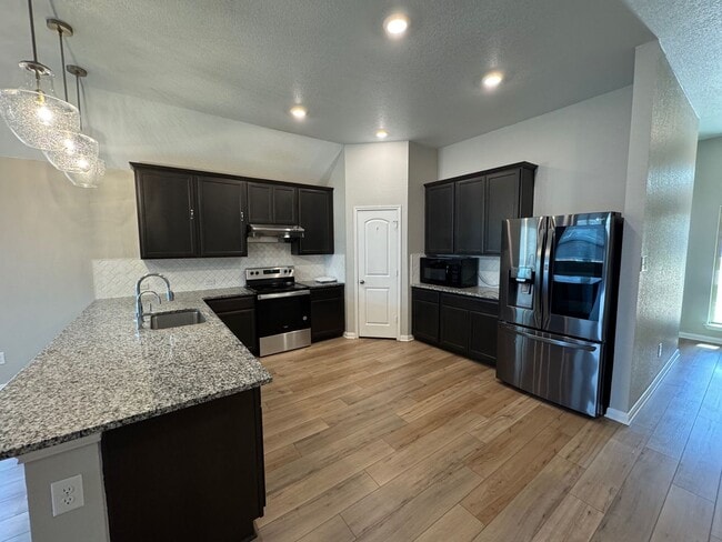 Building Photo - Beautiful Private Midway ISD Home