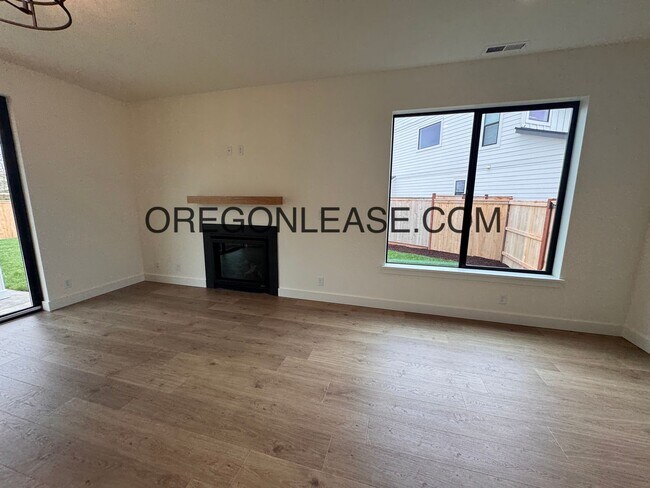 Building Photo - Brand new 3 bedroom 2.5 bath Coburg townhome