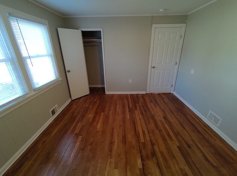 Building Photo - 134 W Side Dr