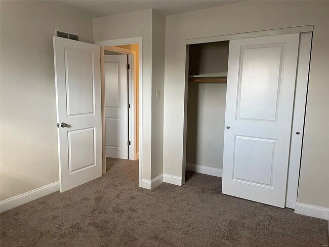 Building Photo - 711 Plankway Dr