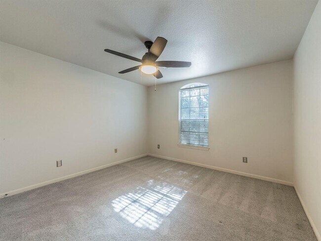 Building Photo - 2316 Logan Dr