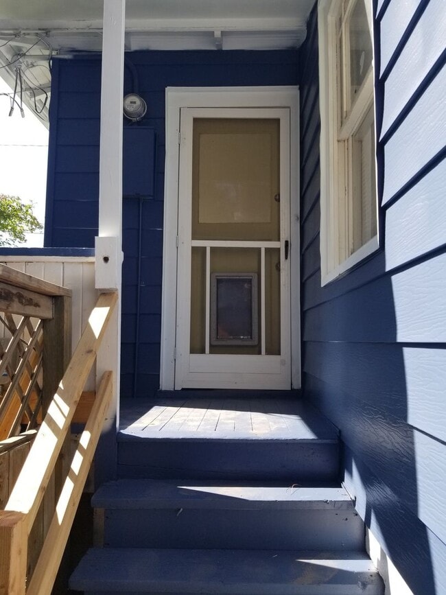 Building Photo - N. 25th Ave 2 bedroom Craftsman w/basement