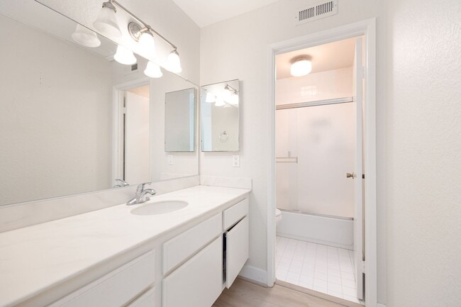 Building Photo - Gorgeous 2 Bedroom Townhouse in the Heart of Mira Mesa!