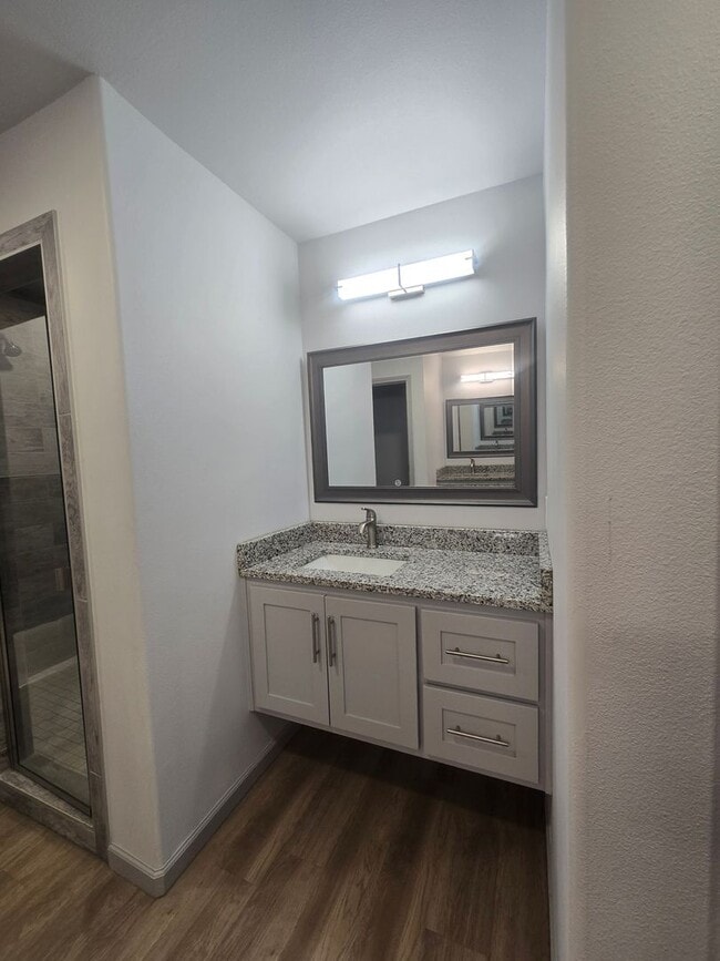 Building Photo - Spacious 4/3/2 Home with Modern Finishes and Great Location