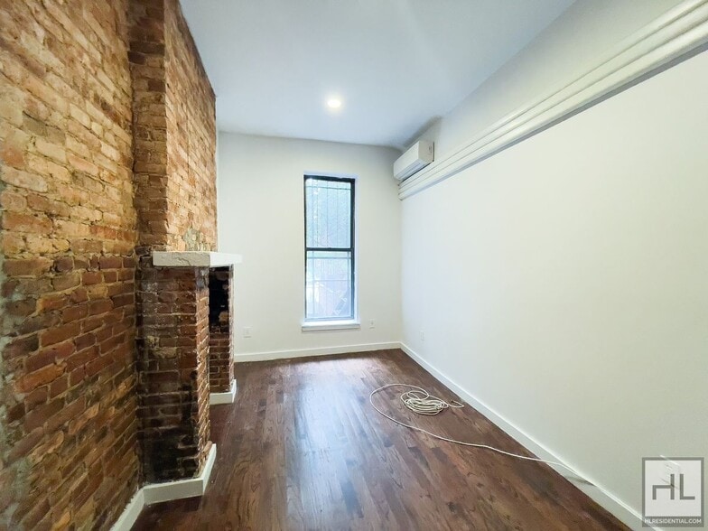 Building Photo - TOMPKINS AVENUE / Spacious 4-Bed 1-Bath