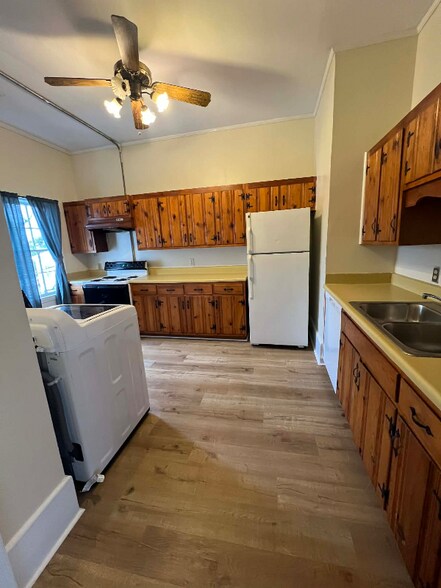 Building Photo - 233 College St