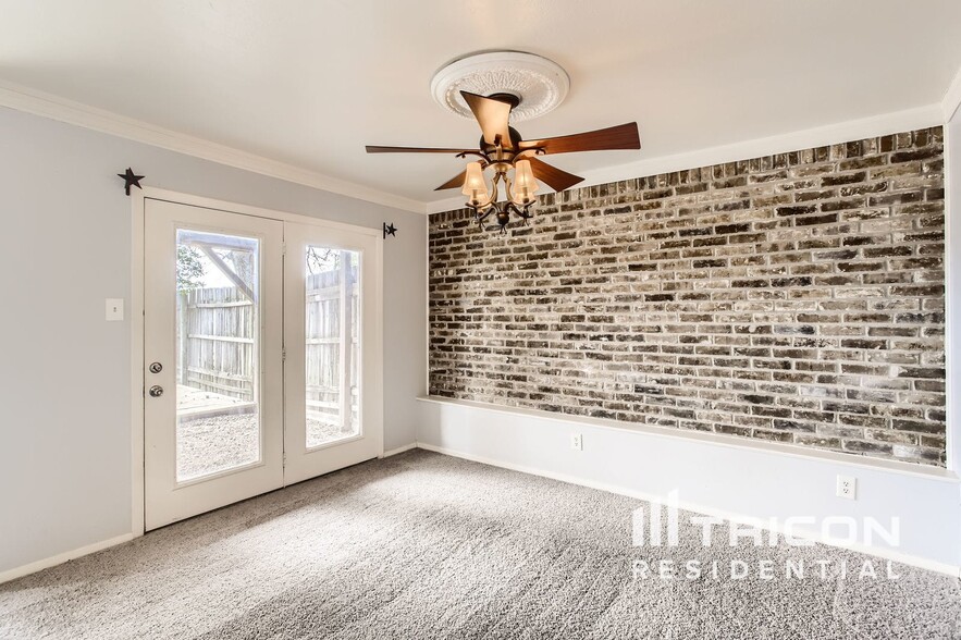 Building Photo - 316 Columbia Dr