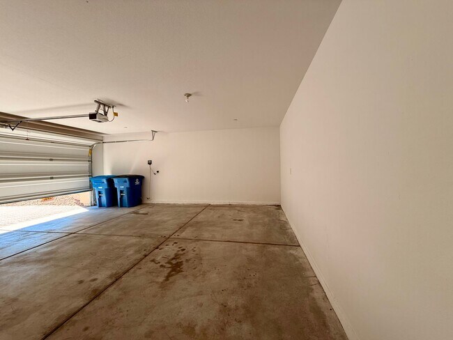 Building Photo - 3 BED 2.5 BATH 2 CAR GARAGE TOWNHOUSE w/ P...