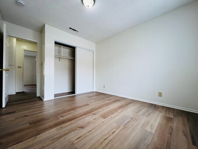 Building Photo - Light-Filled 4-Bed in San Pedro | Garage Parking, Utilities Included, Prime Location