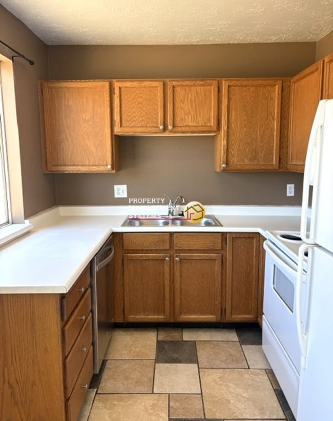 Building Photo - 3 Bedroom Home in Kearns