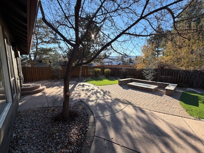 Building Photo - 1199 Manzanita Ln