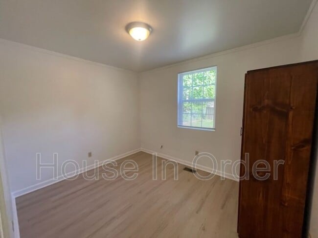 Building Photo - 4 Katra Ln