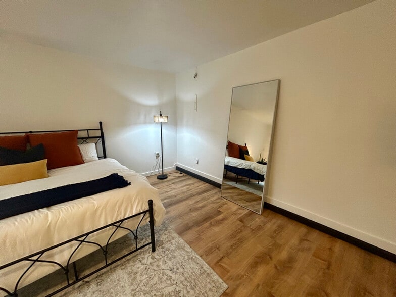 Building Photo - 2002 Oak Creek Ct