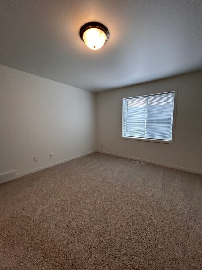 Building Photo - 3 Bed 3 Bath TownHome