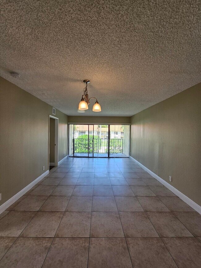 Building Photo - 1447 Lake Crystal Dr