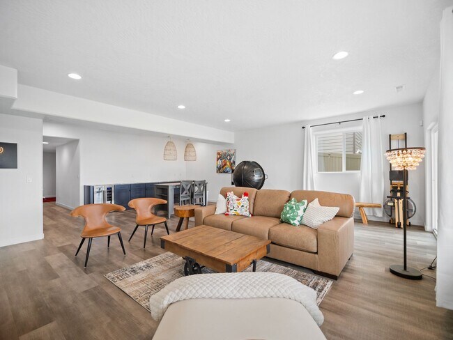 Building Photo - 4 bedroom Modern Home at Eagle Ridge Estates