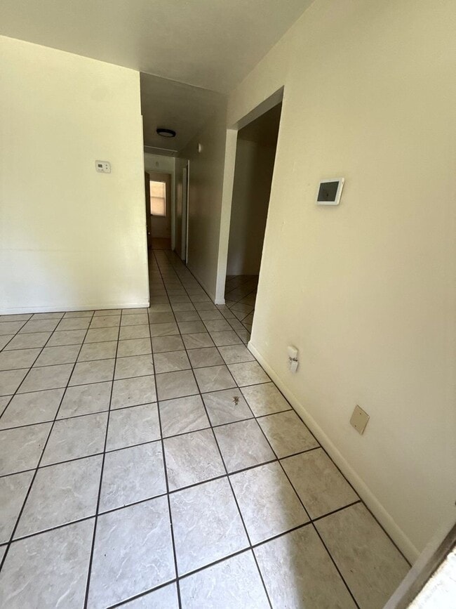 Building Photo - 4 bed/ 2.5 bath home, Walk to the stadium!...
