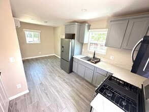 Building Photo - Gorgeous 1BD/1BA all appliances included. Move in ready!!