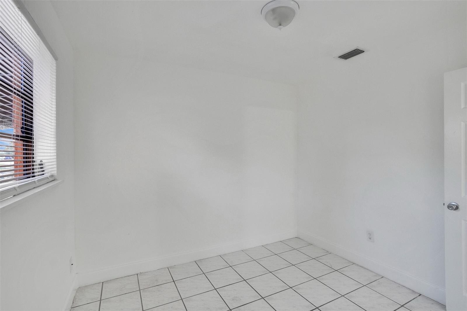 Building Photo - 1142 NW 43rd Ter