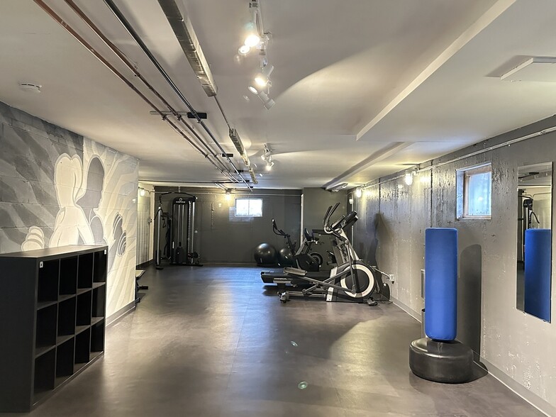 Building Photo - 7621 N Sheridan Rd