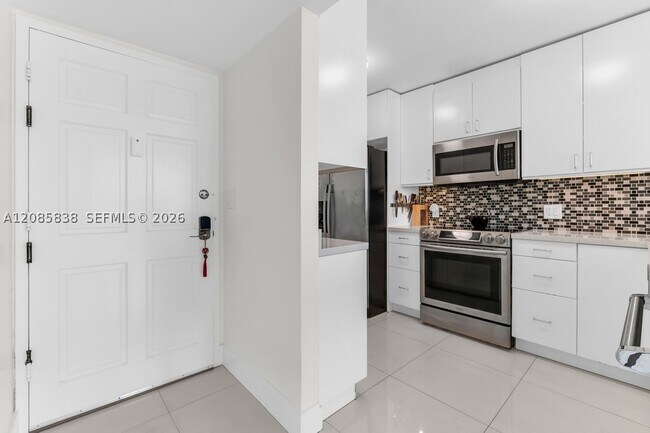 Building Photo - 1600 S Bayshore Ln