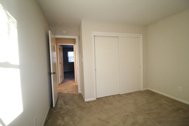 Building Photo - 2 Bedroom 1 Bath Duplex in the Westport Area