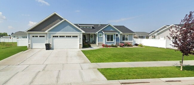 Primary Photo - Gorgeous 6 Bedroom, 2.5 Bathroom Home in M...