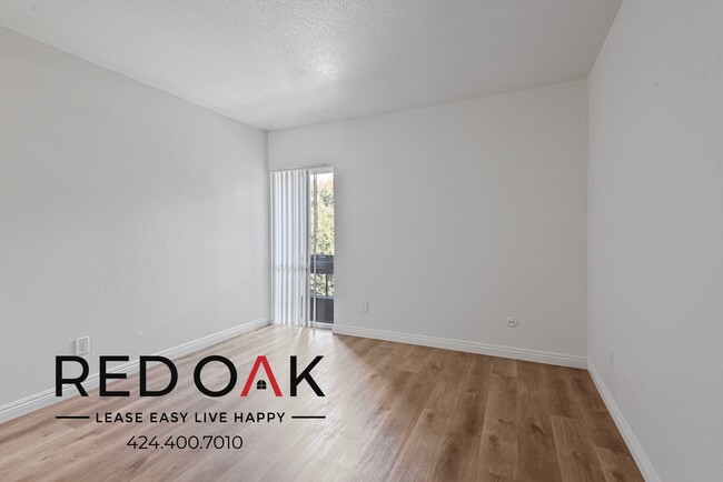 Building Photo - Fantastic Top Floor One Bedroom, Saturated...