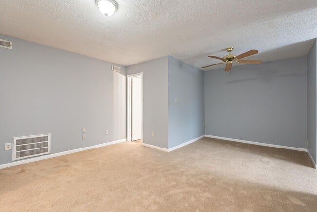 Building Photo - 4439 Townhouse Way