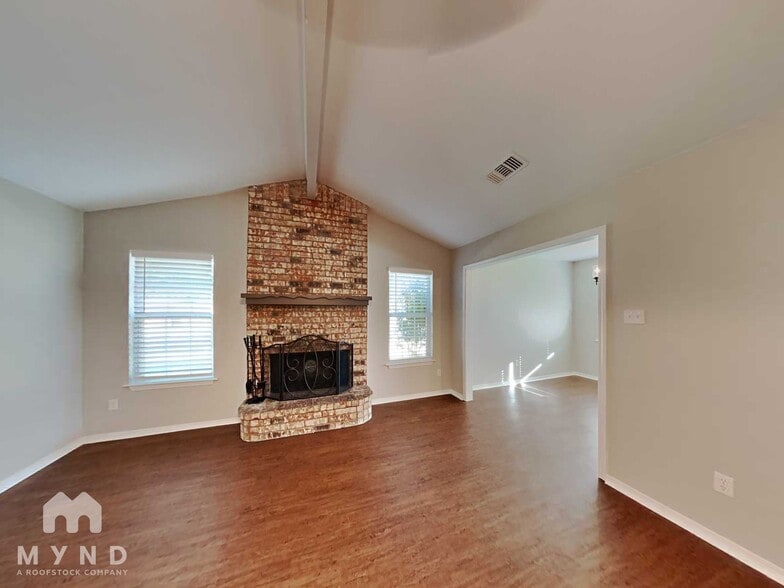 Building Photo - 461 NW Charlyne Dr