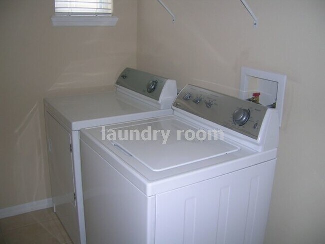 Building Photo - Freshly Painted 3-Bedroom Townhome with Garage and Driveway Parking, in St. Cloud, Florida