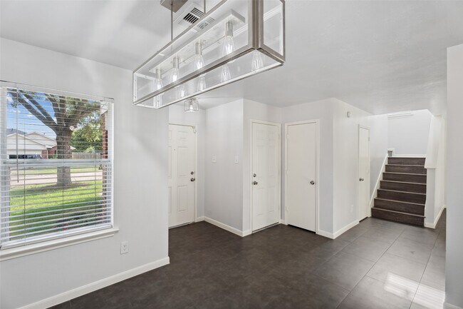 Building Photo - 18911 Brownstone Mills Dr