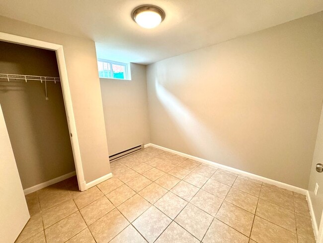 Building Photo - 337 Maple Ln