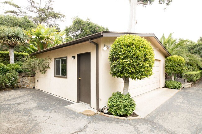 Building Photo - 3 Bedroom 2 Bathroom Home in Mission Canyon