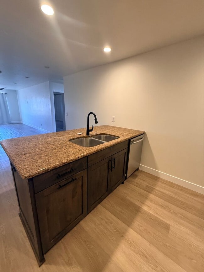 Building Photo - Luxury 3-Bedroom Residence in Grandpa's Pond – All Utilities & Internet Included