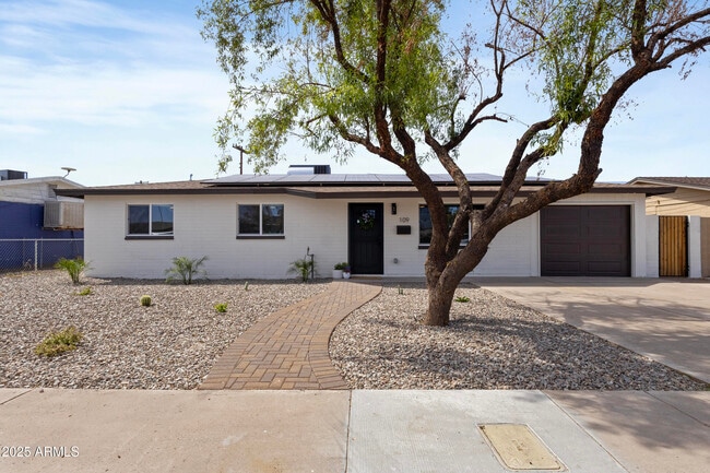 Primary Photo - 109 W Kinderman Dr